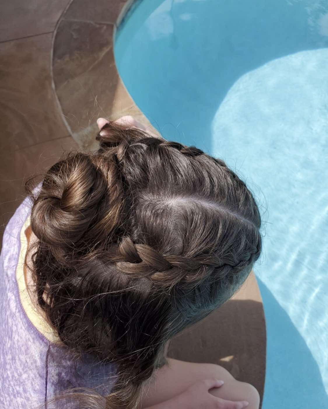 Trecce olandesi in uno chignon per il giorno della partita