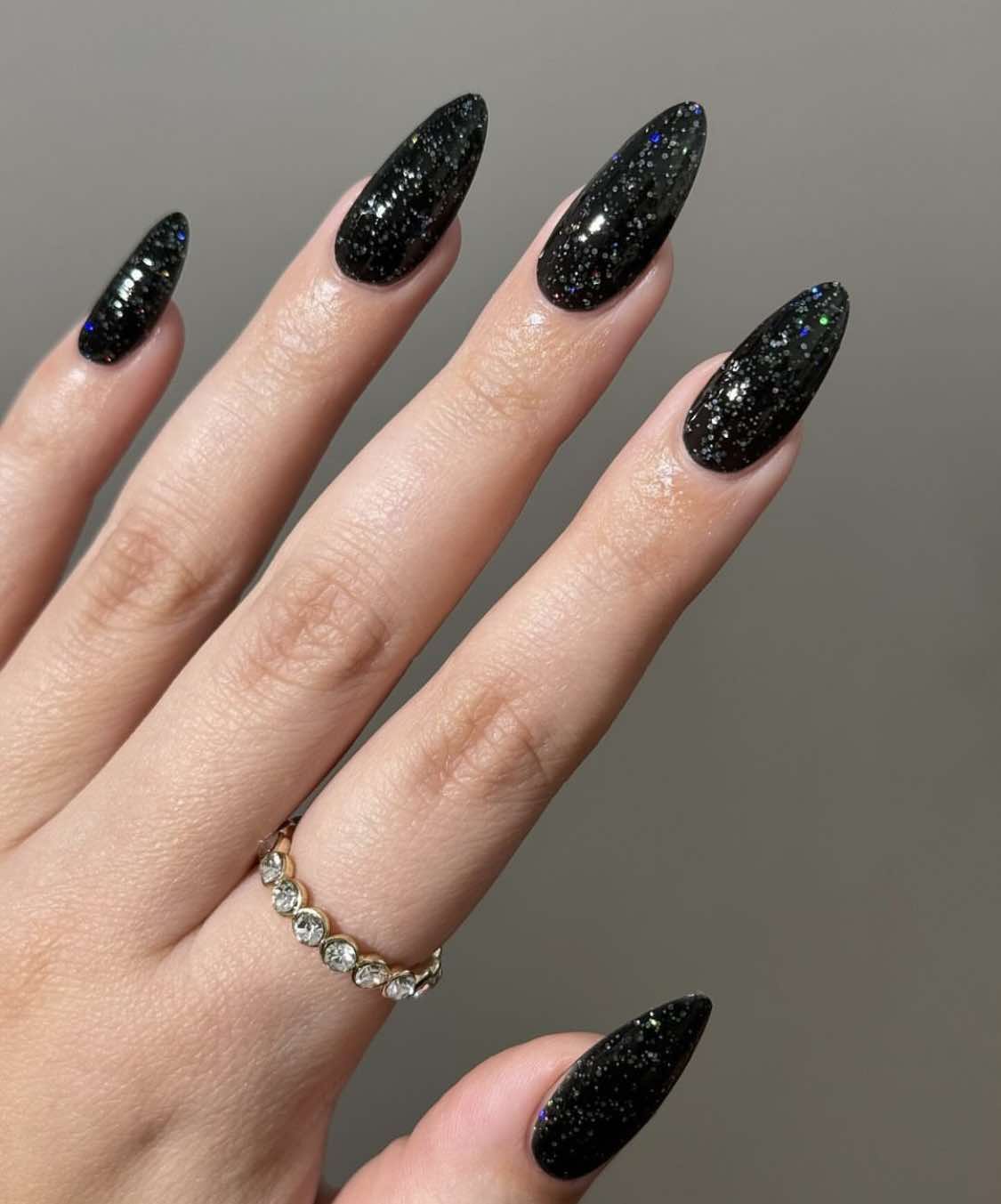 Ongles d'automne noirs pailletés