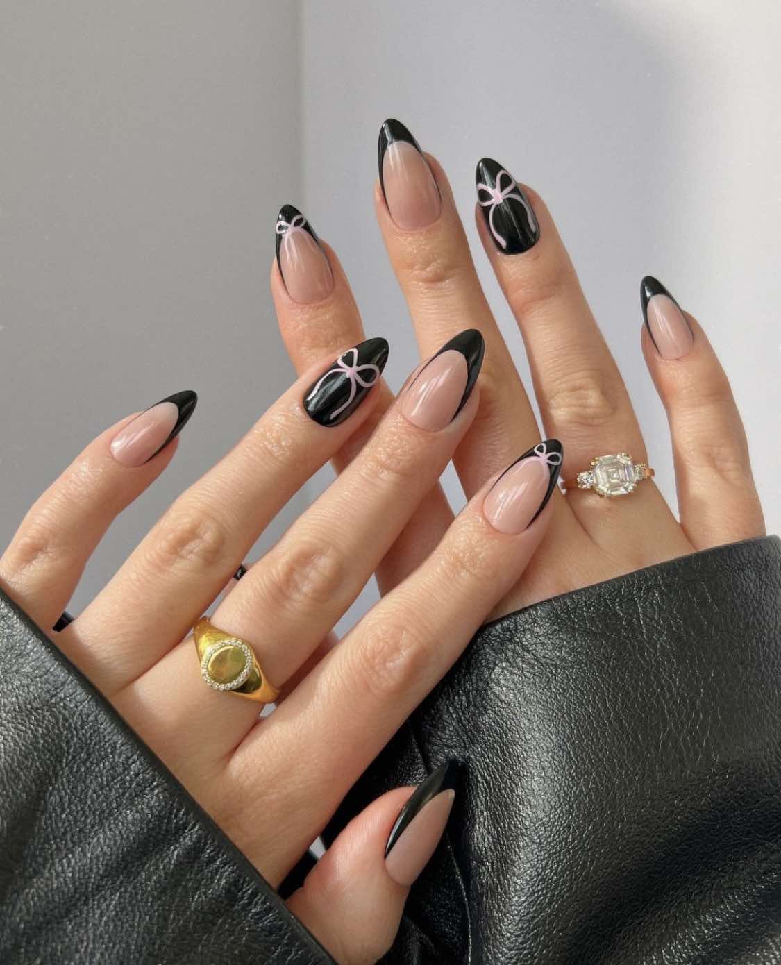 Ongles d'automne noirs en forme d'amande avec nœud