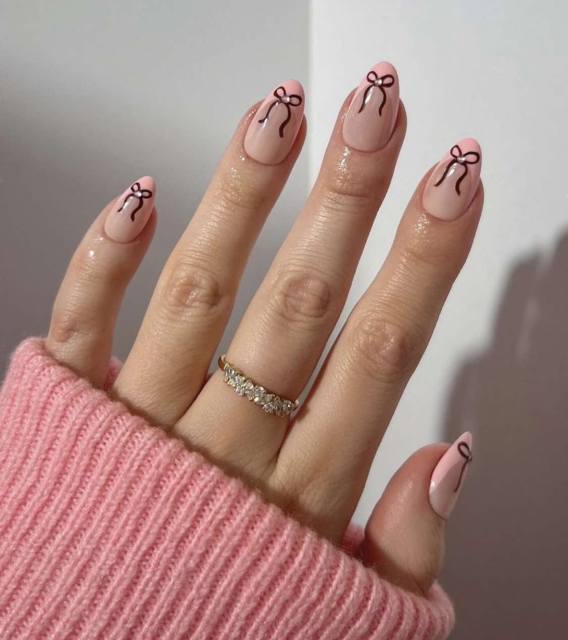 Design de unhas com laço cor-de-rosa amendoado