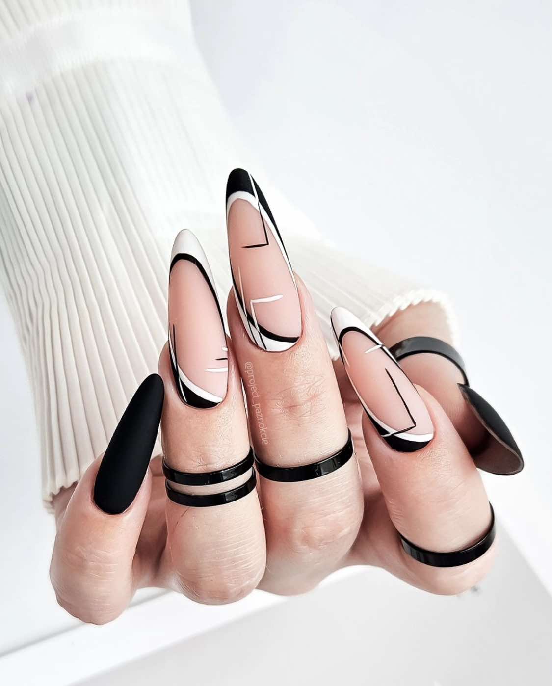 Ongles d'automne noirs et blancs