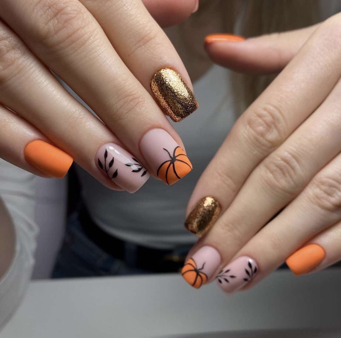 Unhas de abóbora douradas e cor de laranja