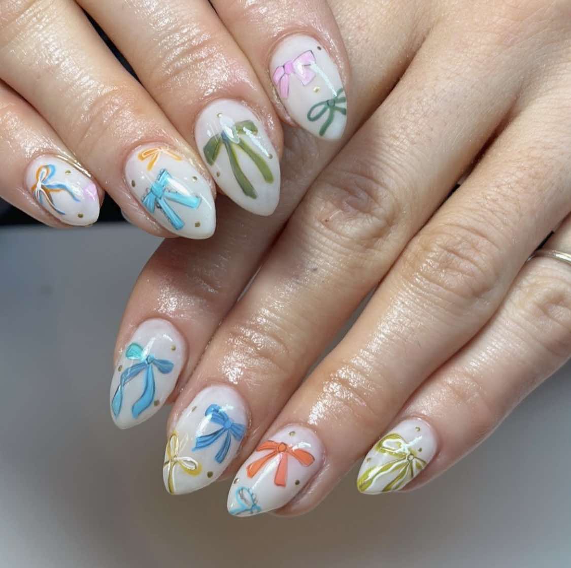 Design de unhas com laço multicolorido