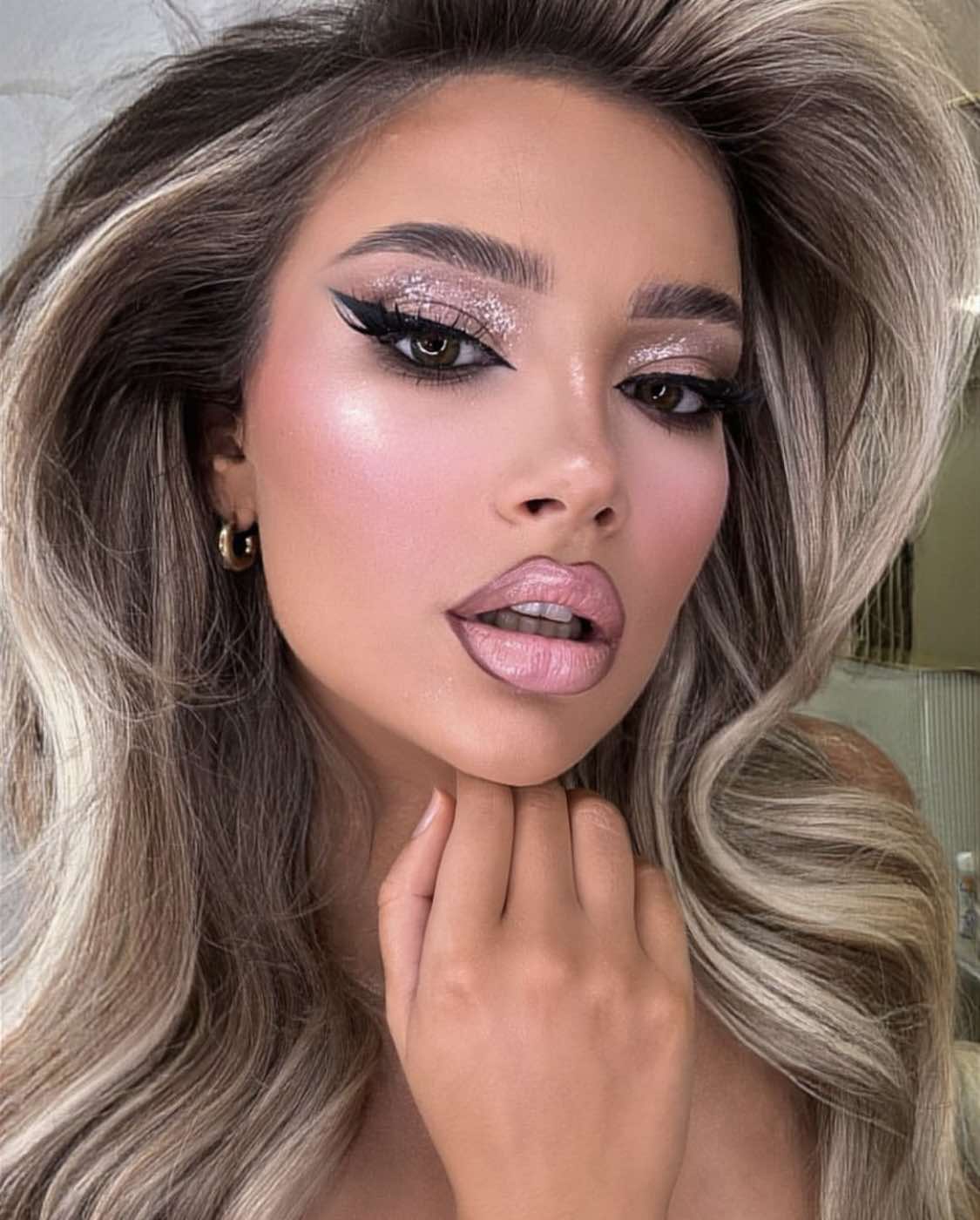 Maquillage pailleté et brillant pour le bal de fin d'année