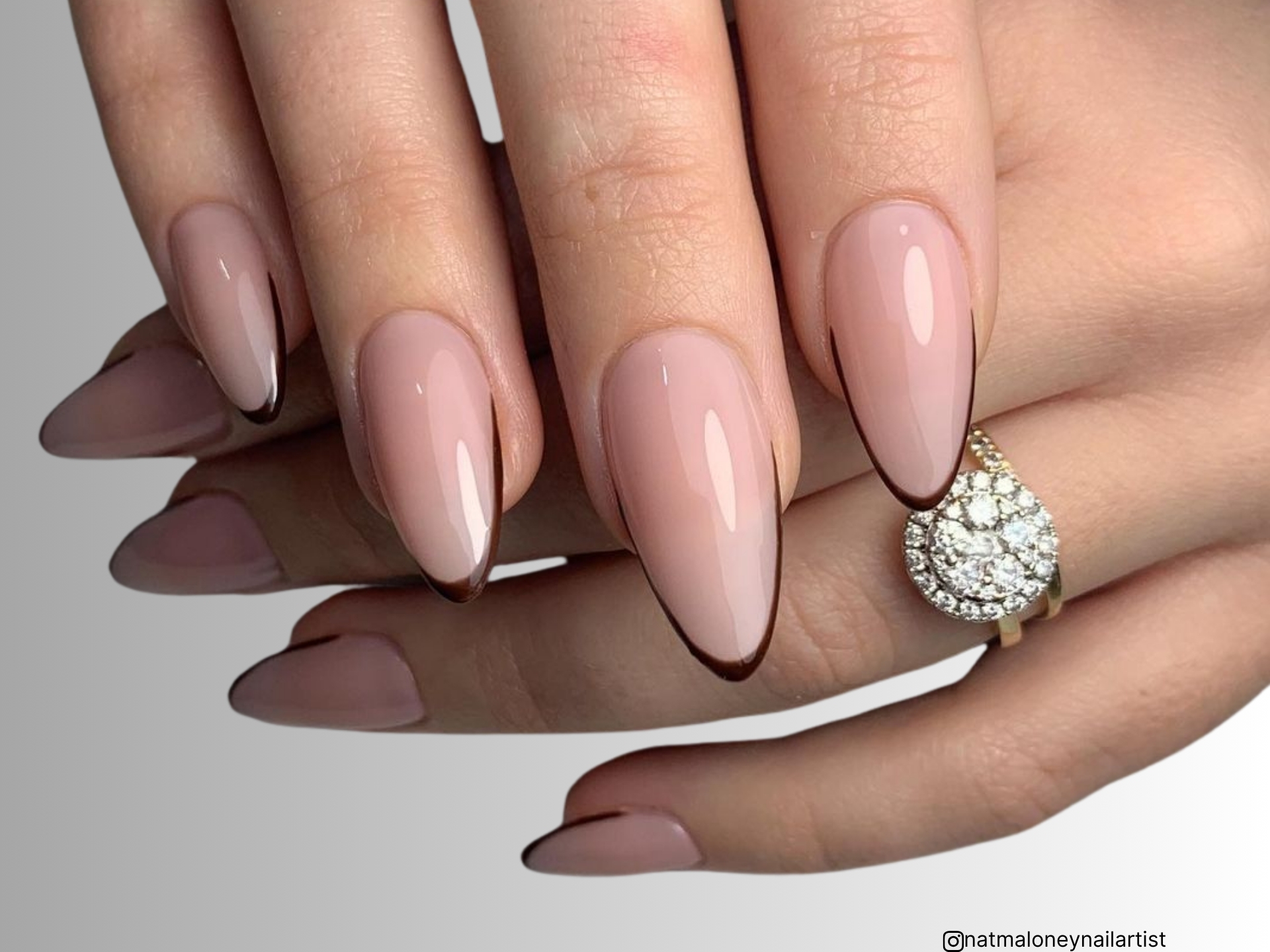 25 modelli di micro french manicure per dare una svolta al glam minimalista.