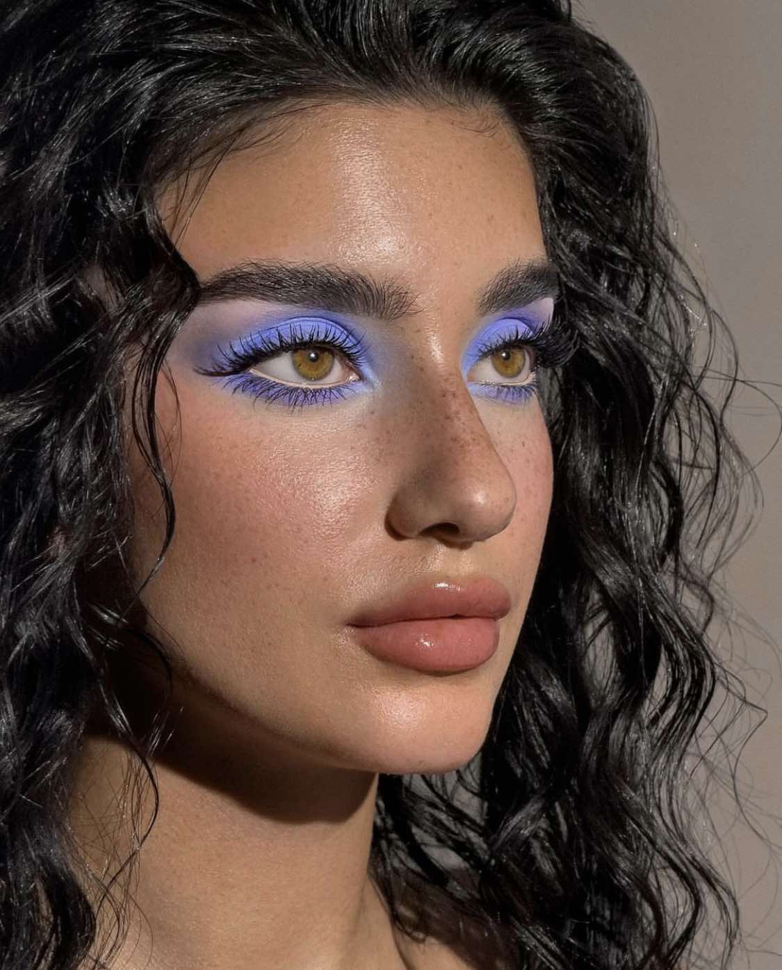 Trucco da ballo con ombretto blu