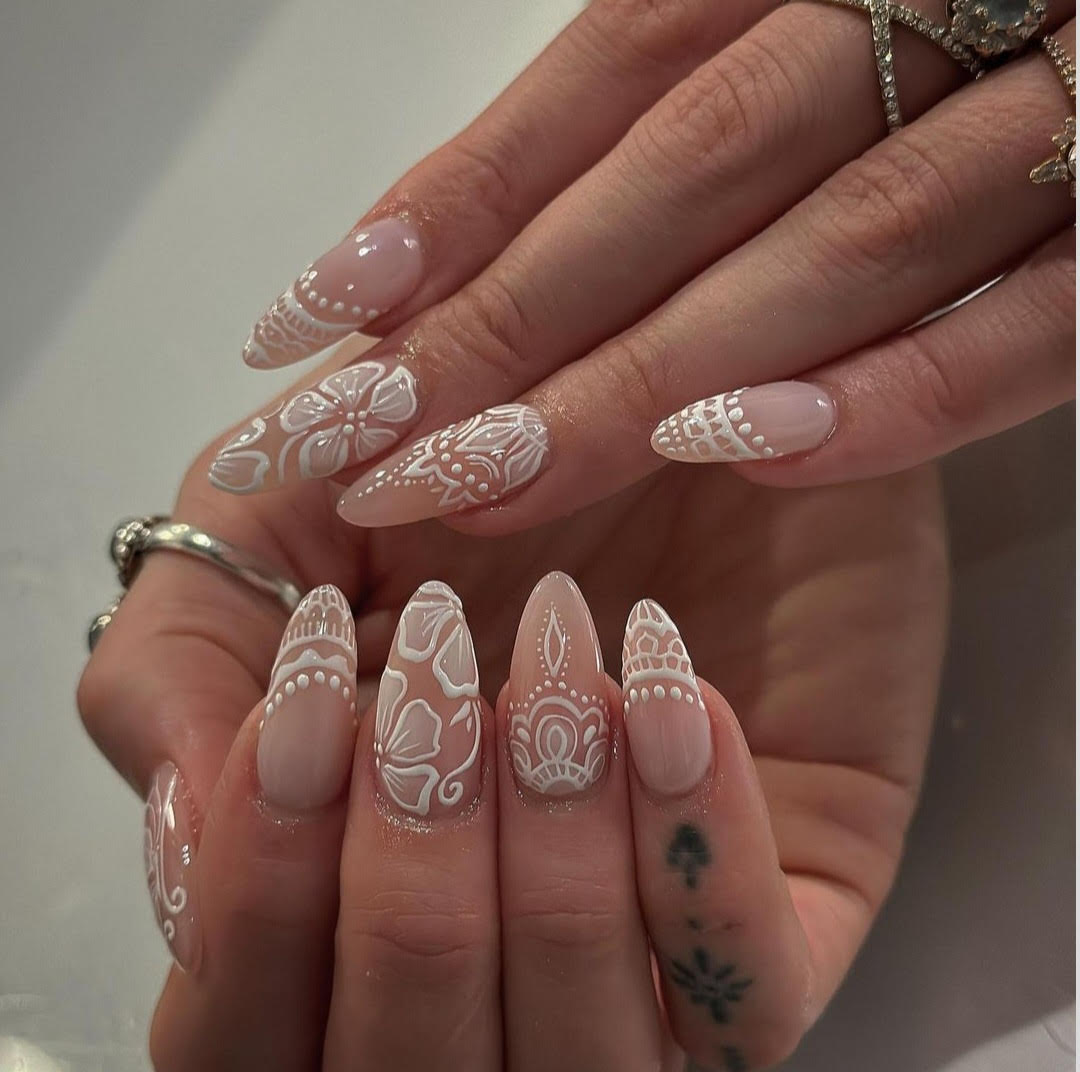 3D white retro nail art