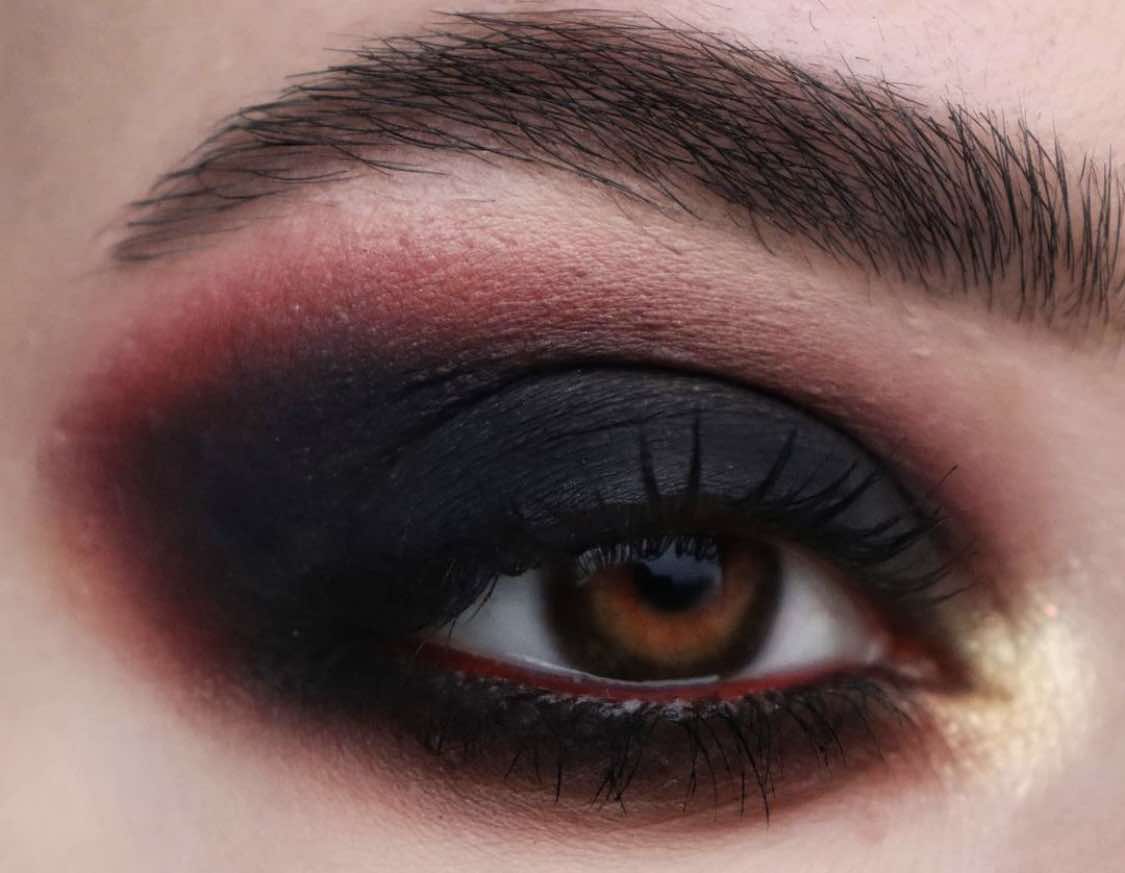 Maquillaje de ojos negro y burdeos