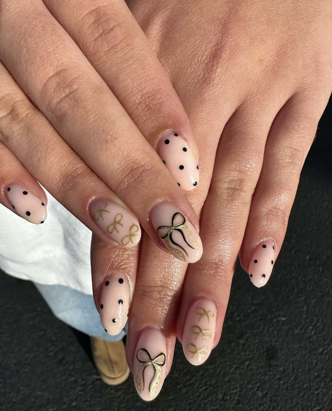 Design de unhas com laço nude