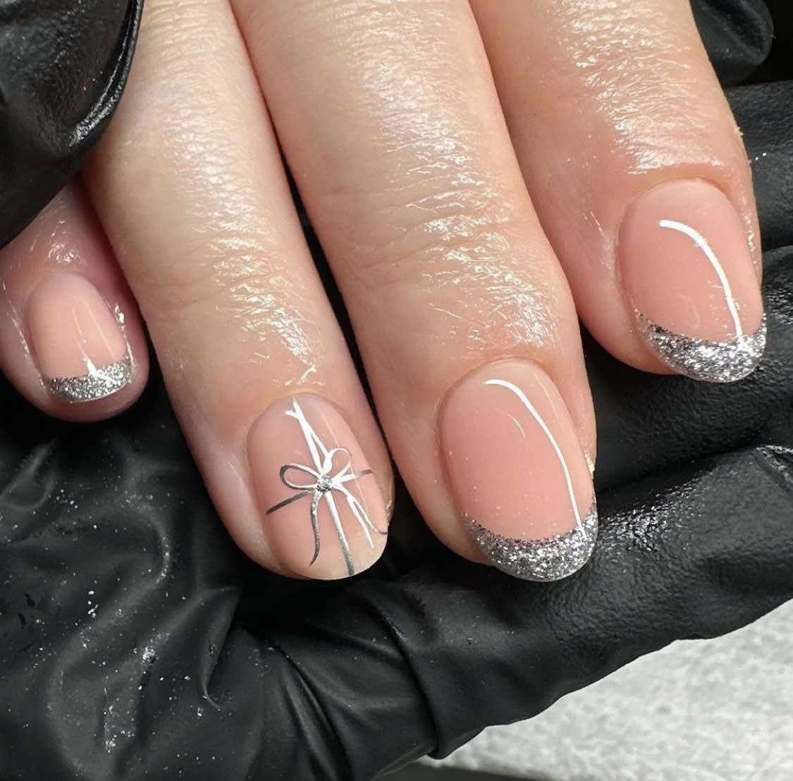 Modèle d'ongles avec nœud français en argent