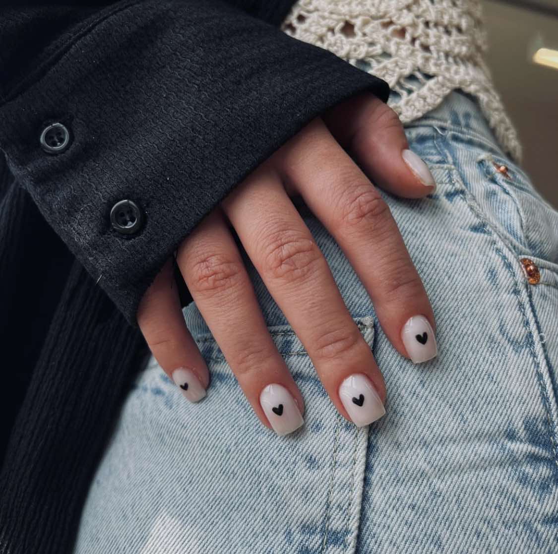 Uñas de otoño con corazones negros y desnudos