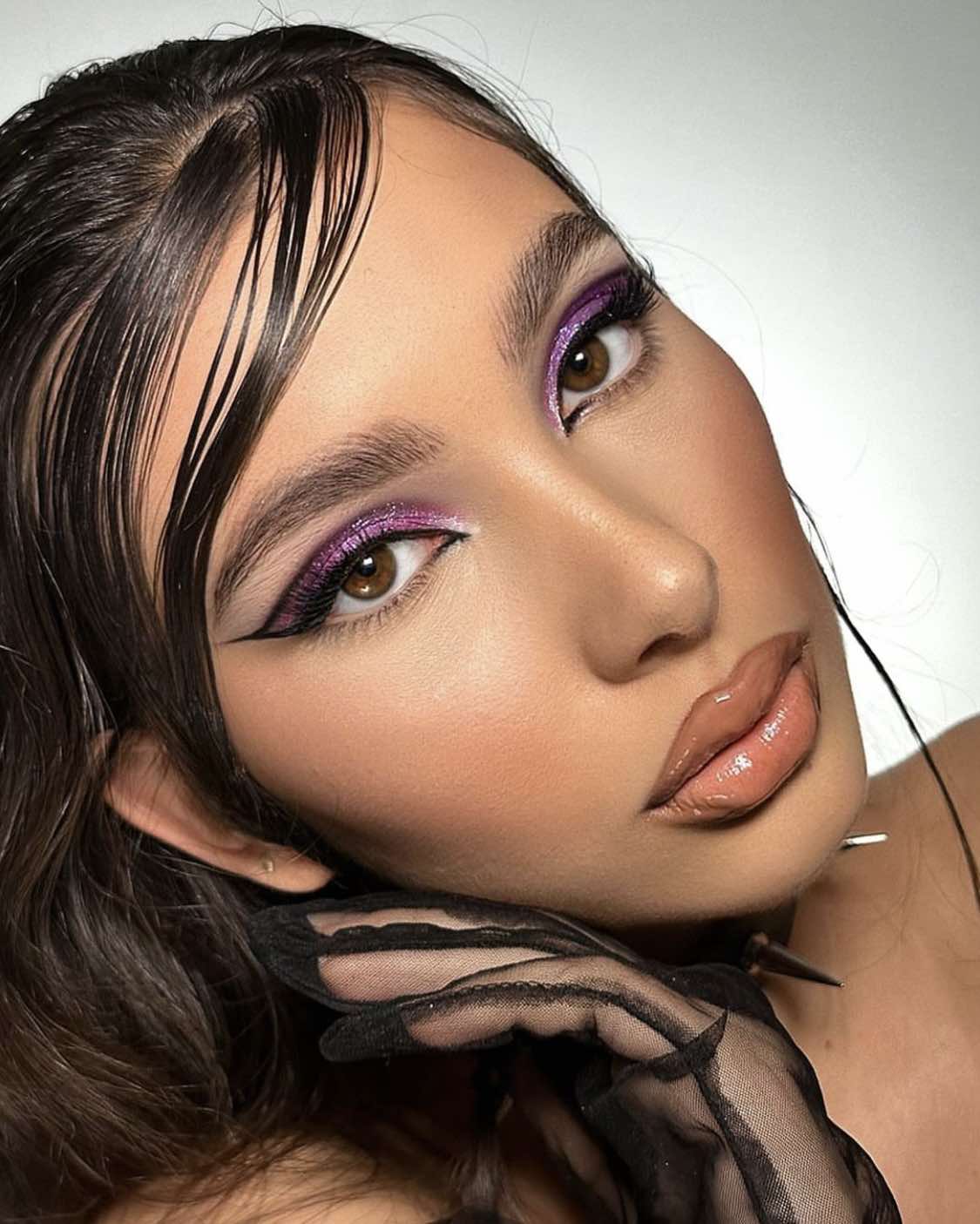 Maquillage violet et brillant pour le bal de fin d'année