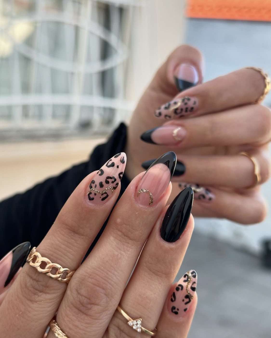 Ongles d'automne noirs à imprimé animalier en amande