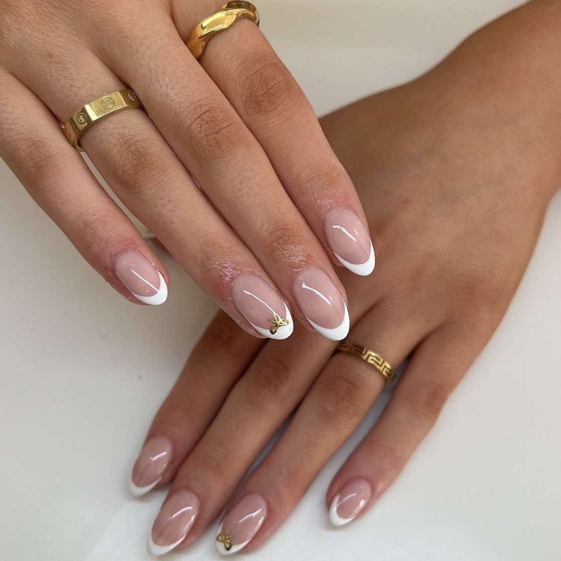 Design minimalista de unhas com laço