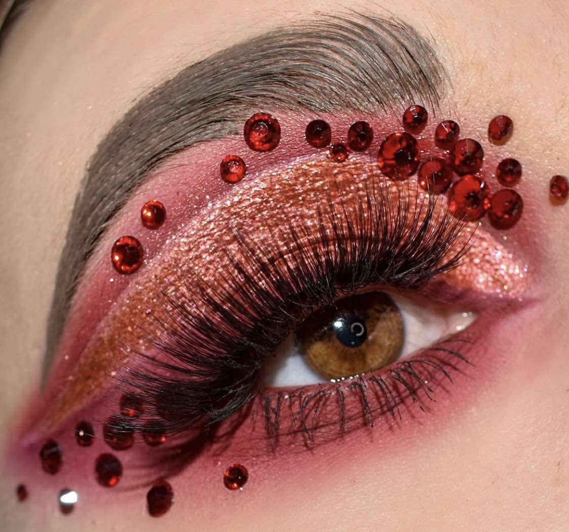 Maquillage des yeux bourgogne avec strass