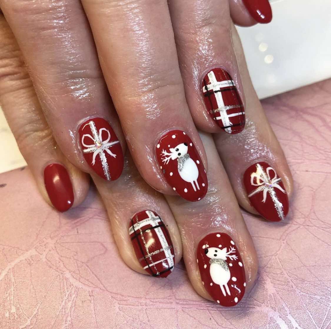 8. Diseño de uñas con lazo de Navidad