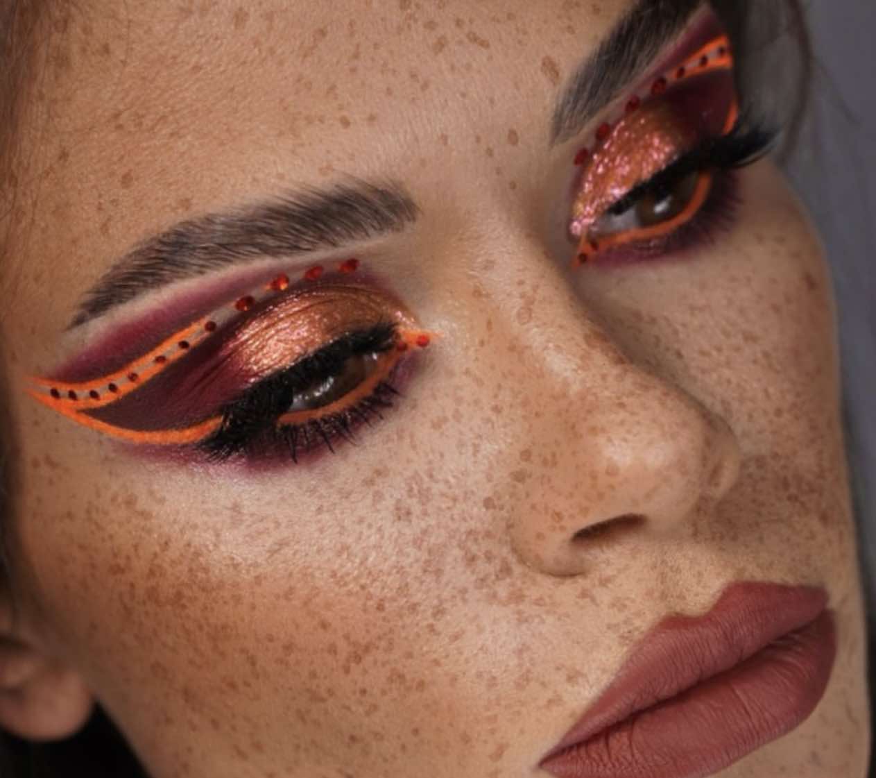 Maquillaje de ojos naranja y burdeos