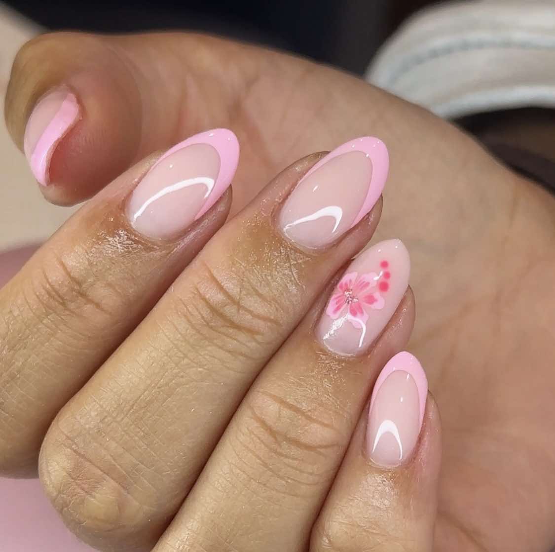  Ongles d'automne en amande avec fleurs roses