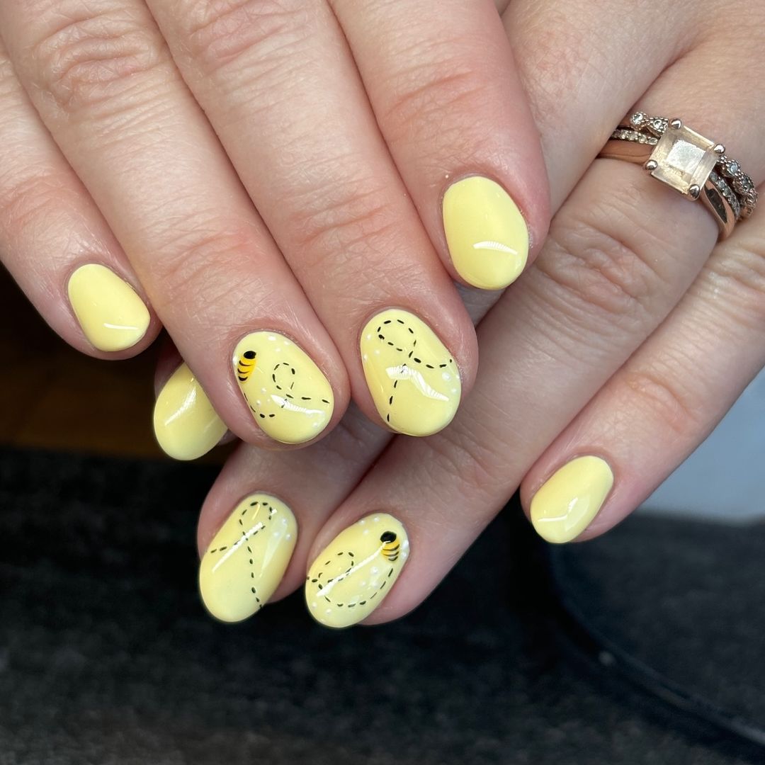 abeja mis uñas amarillo mantequilla