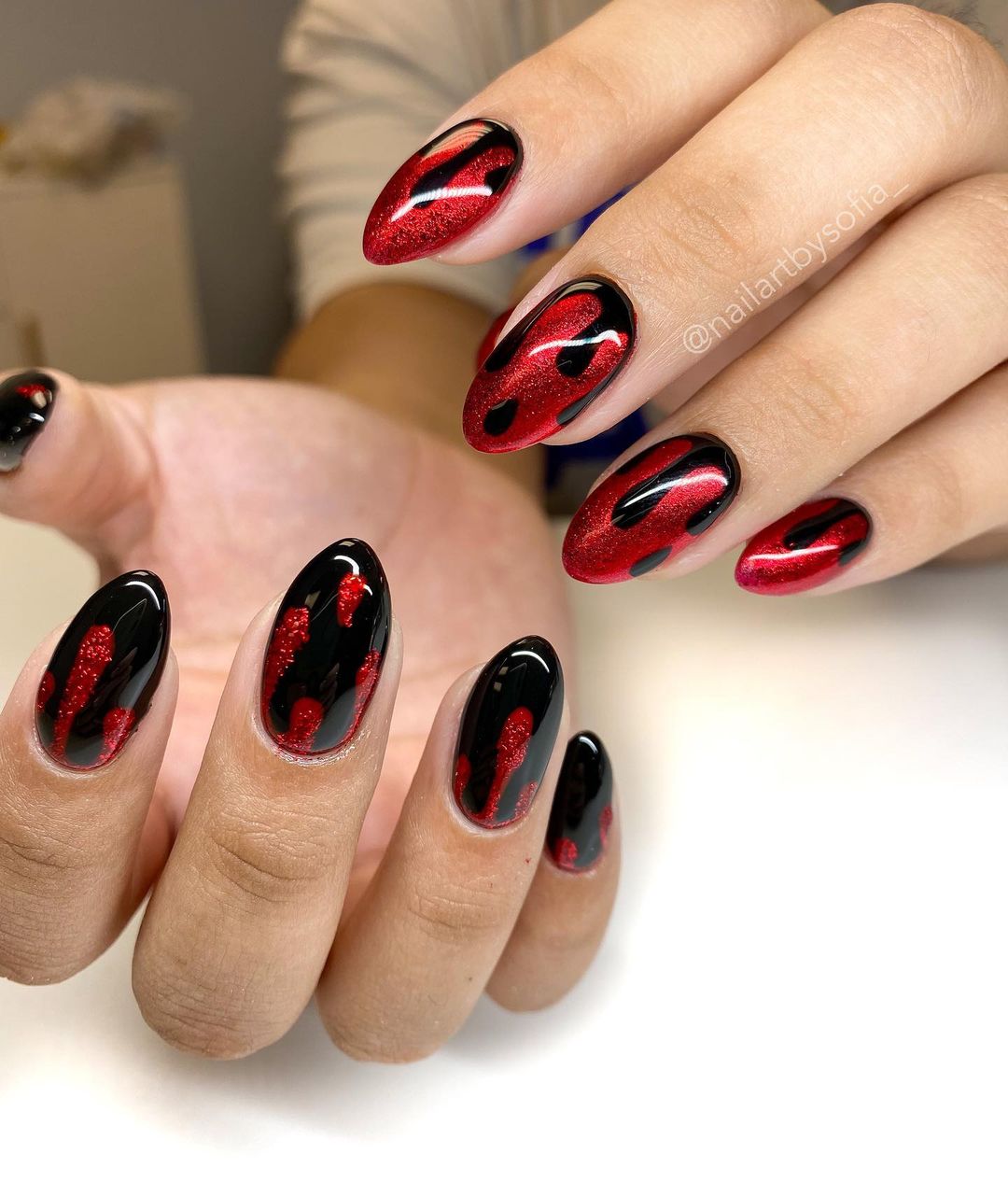 unhas de sangue preto e vermelho