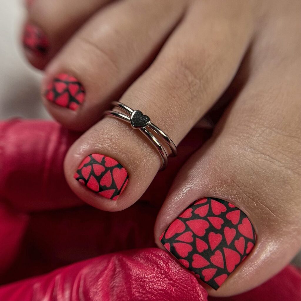 Uñas de los pies negras y rojas