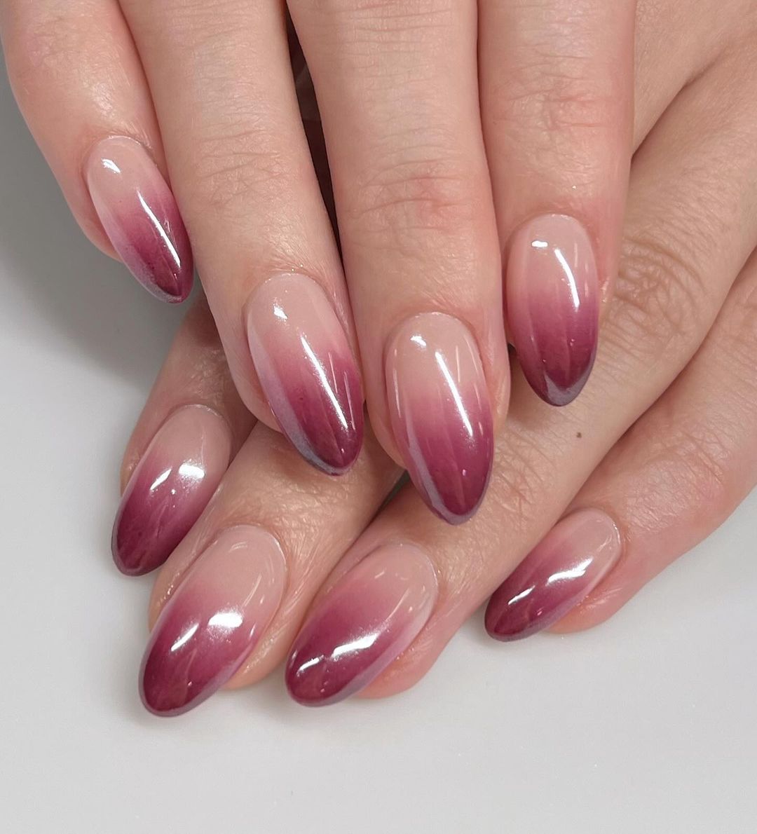 unhas de ombre de cereja preta