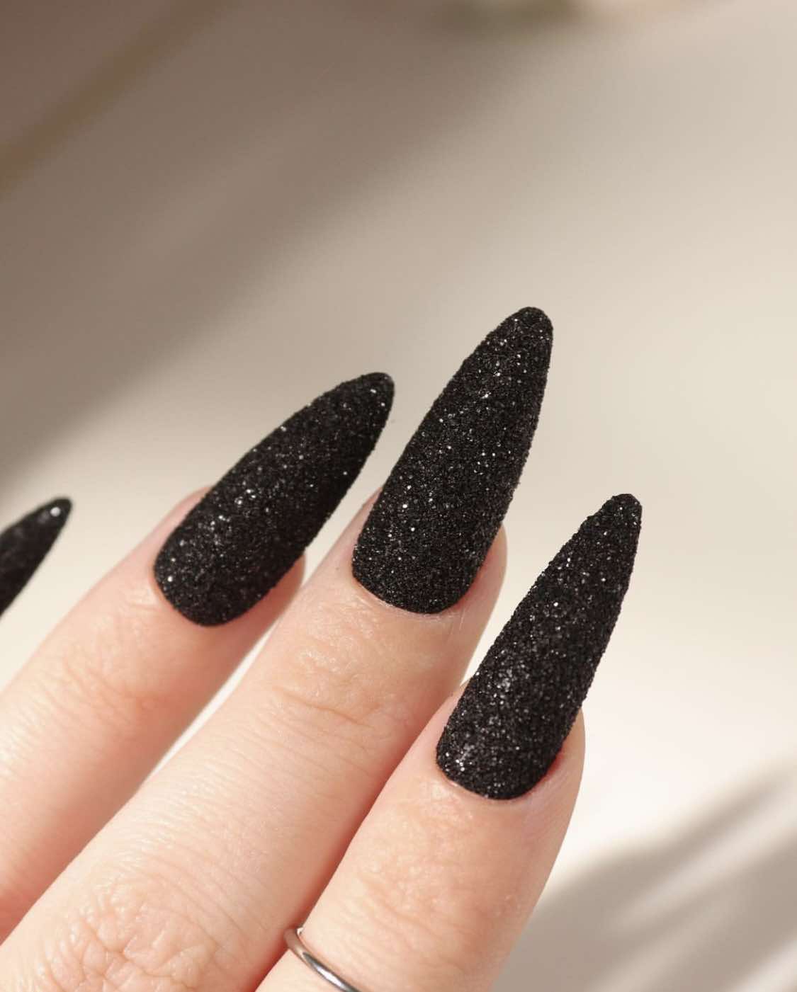 Ongles noirs à paillettes brutes