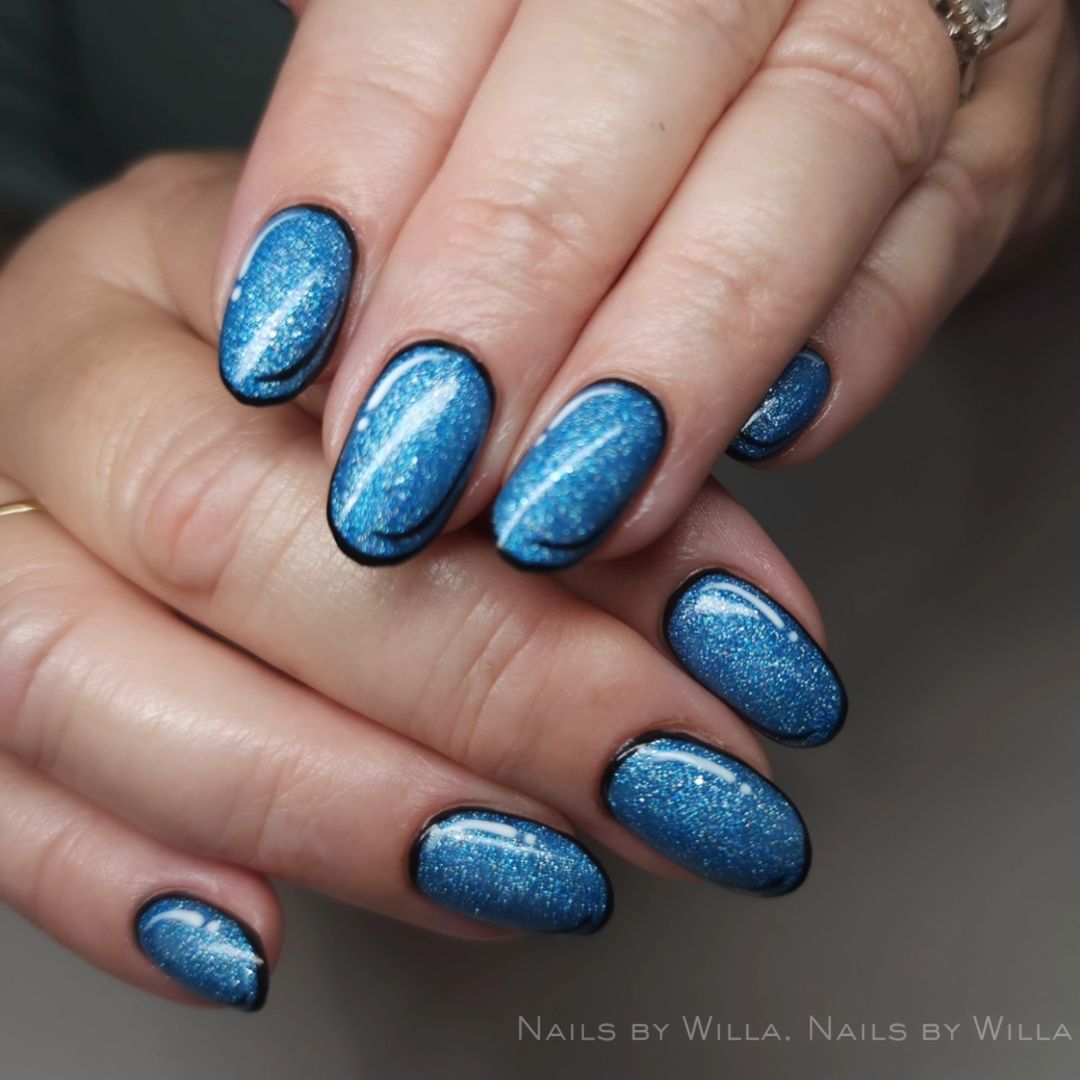 ongles pop art à paillettes bleues