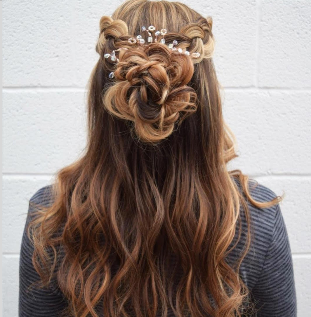 penteado com flores entrançadas para cabelos compridos