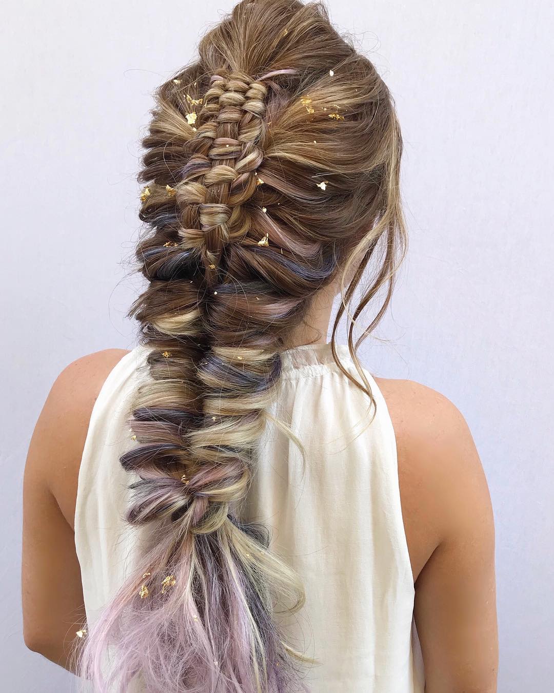 coiffure de la queue de cheval des mèches de mariée