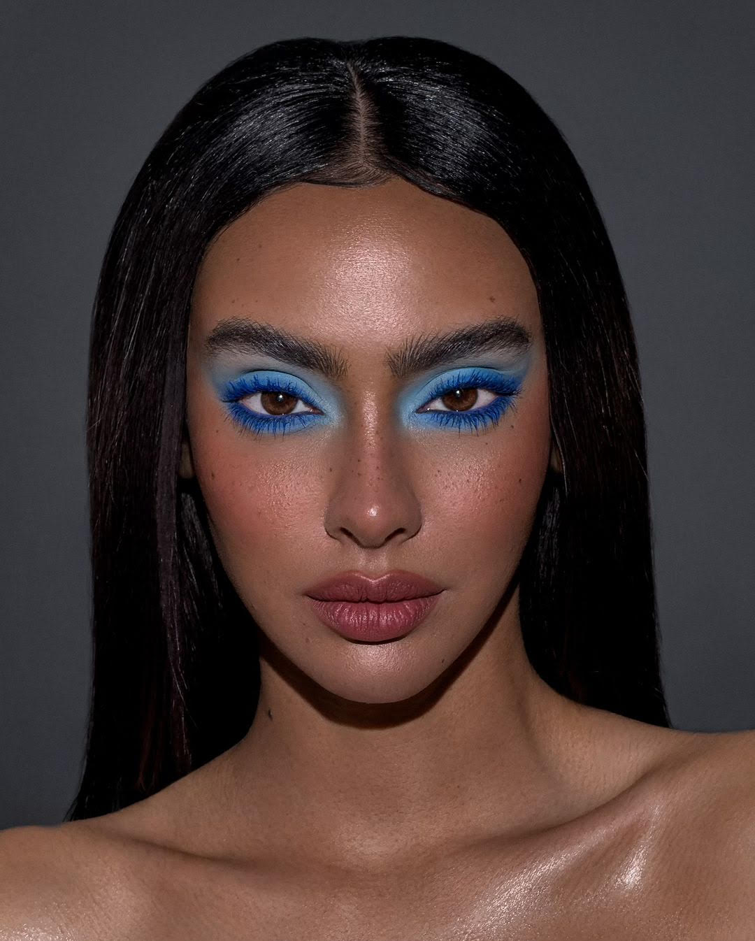 electric blue '80s eye look