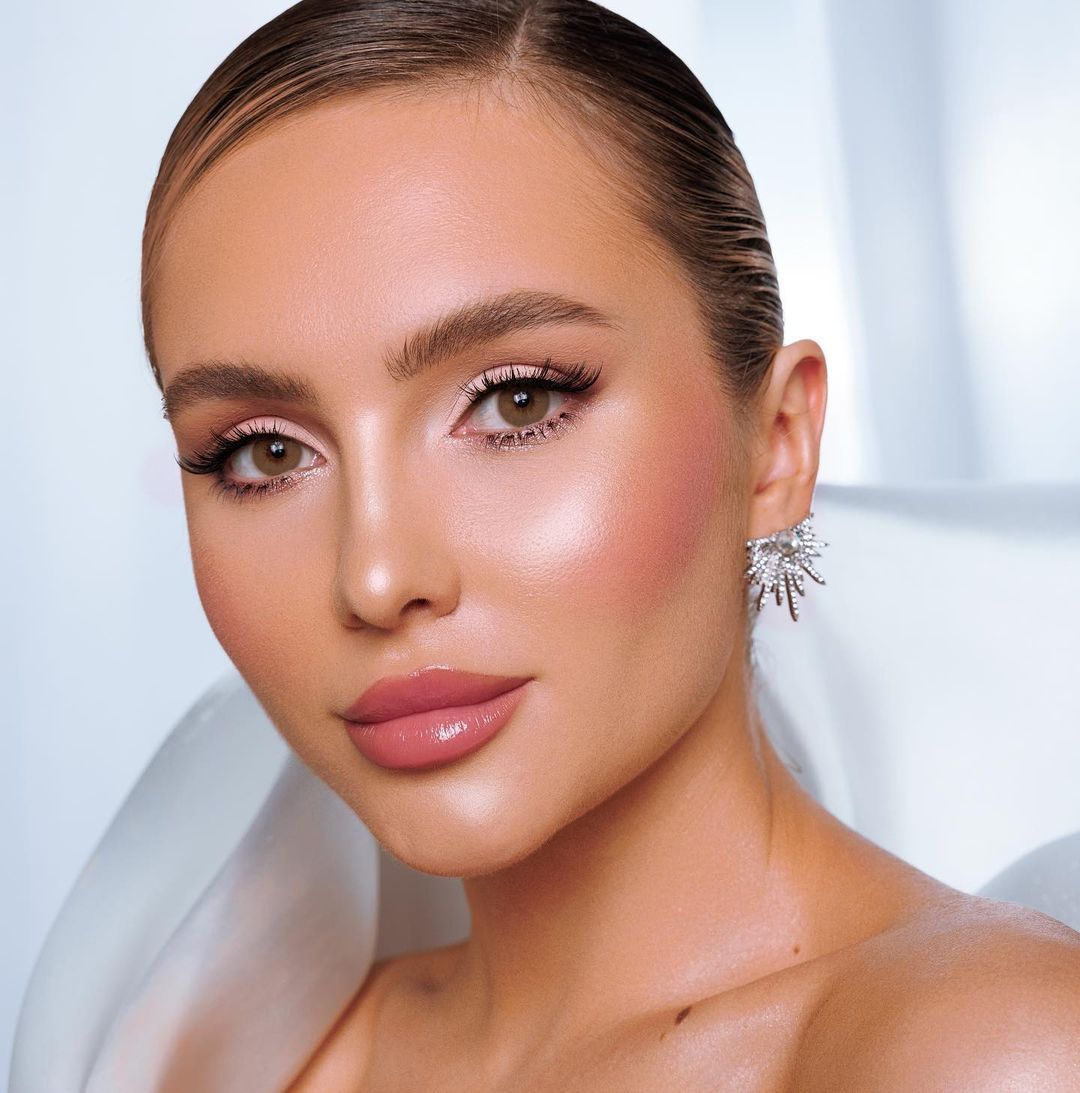 yeux bruns et peau bronzée maquillage glamour