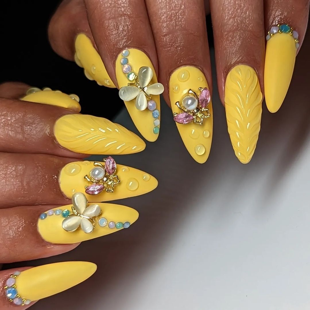 dessin d'ongles jaune papillon