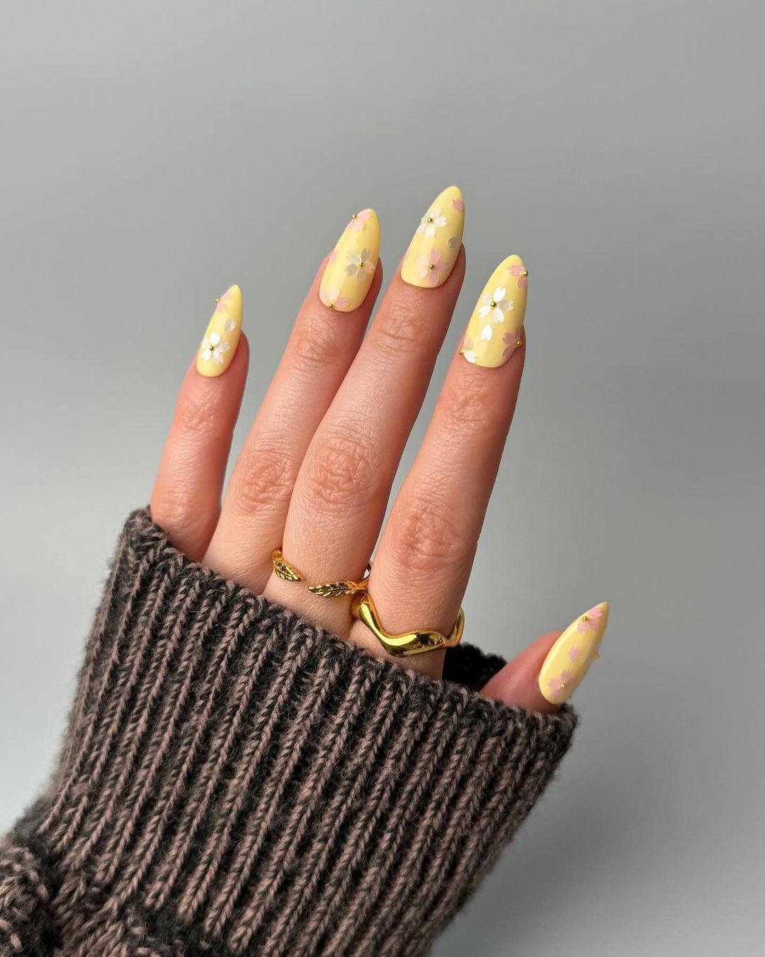 ongles jaune beurre fleurs de cerisier