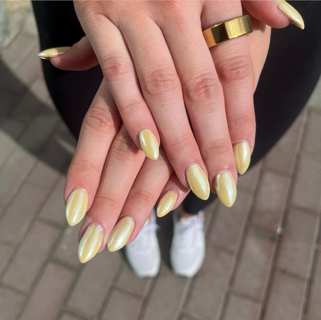 design d'ongles jaune beurre chromé