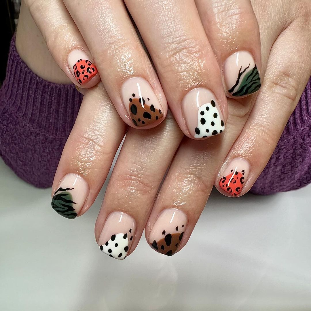 unhas com estampado animal colorido