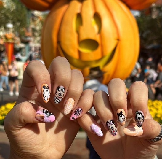 Ongles d'Halloween colorés et animés