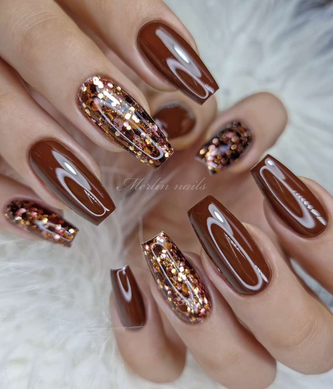 Ongles ballerines marron foncé à paillettes