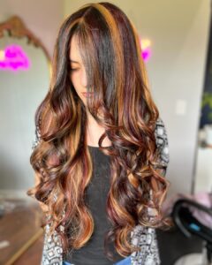 Les cheveux calicots foncés de Meow-Velous sont parfaits pour l'automne