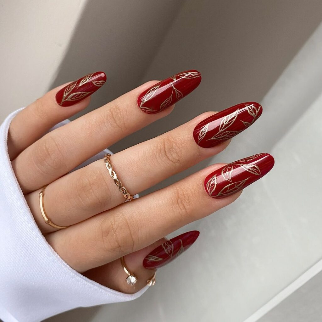 Unhas de estilete vermelho escuro