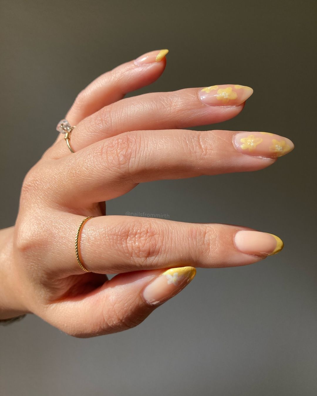 unhas delicadas amarelo manteiga daisy