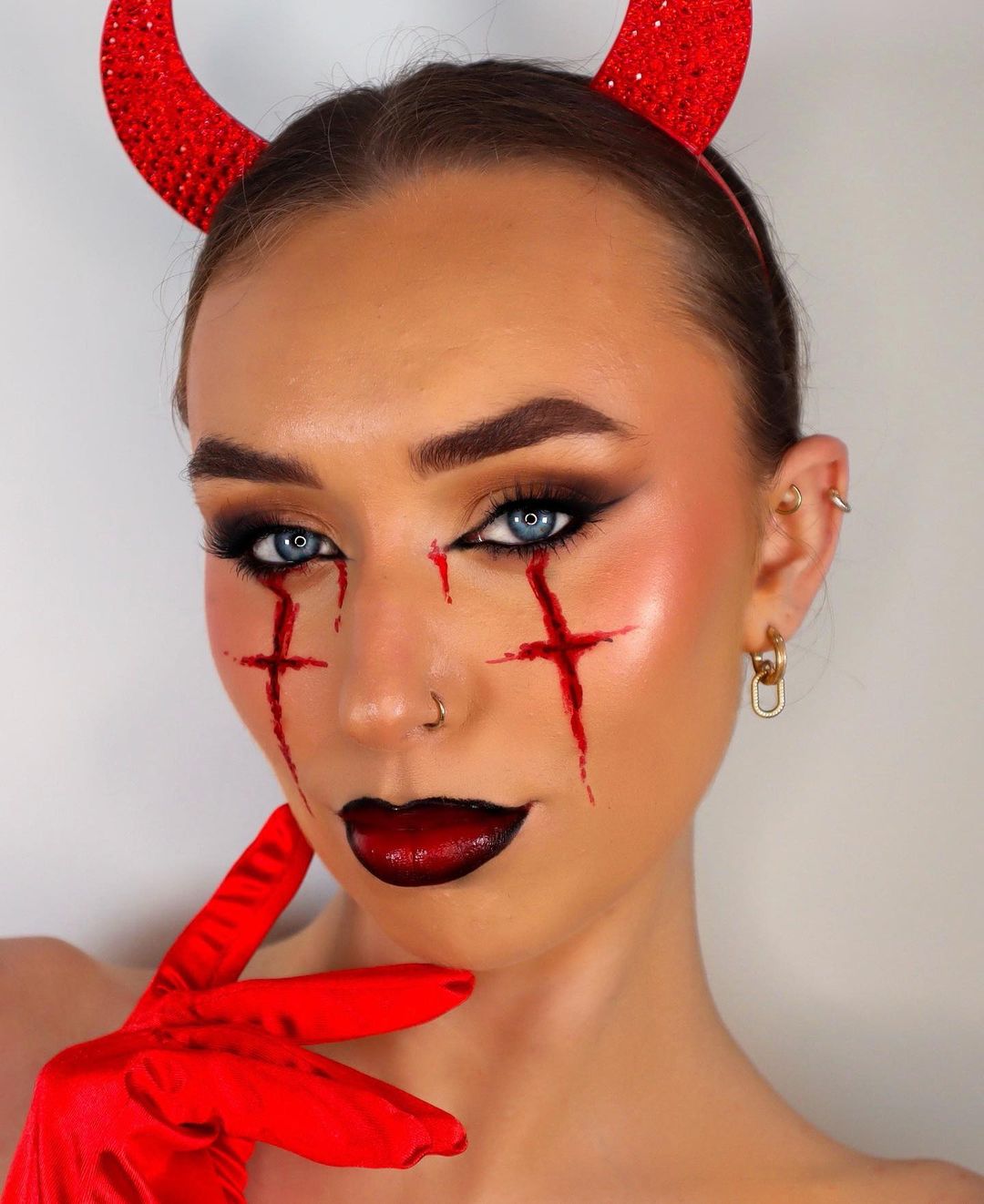 el diablo está aquí halloween idea de maquillaje