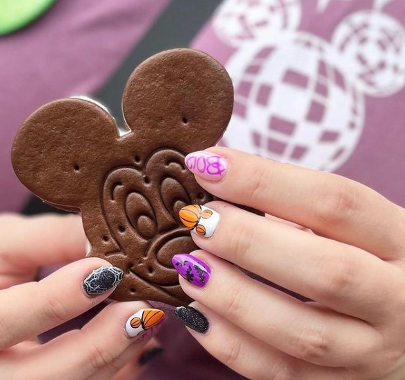 Dessin violet d'ongles effrayants qui attire l'attention