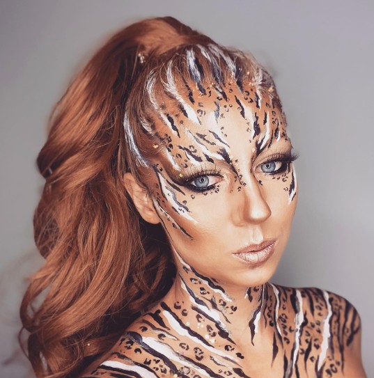 Maquillaje femenino de leopardo brillante