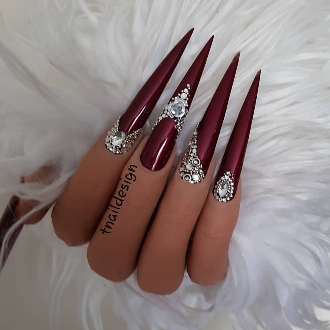 unhas de estilete glamorosas em cerejeira preta