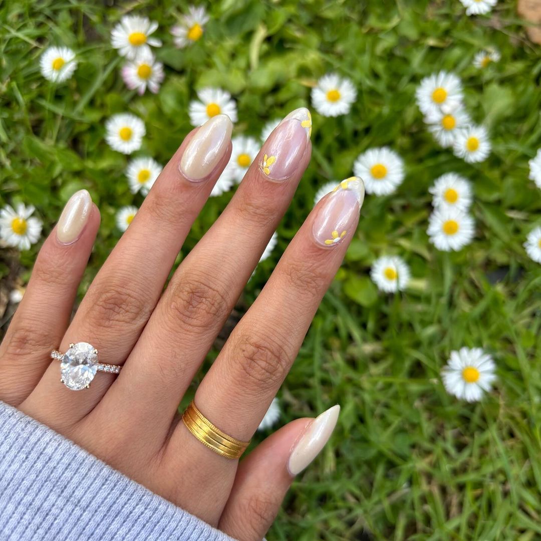 diseño de botón de oro esmaltado para uñas almendradas