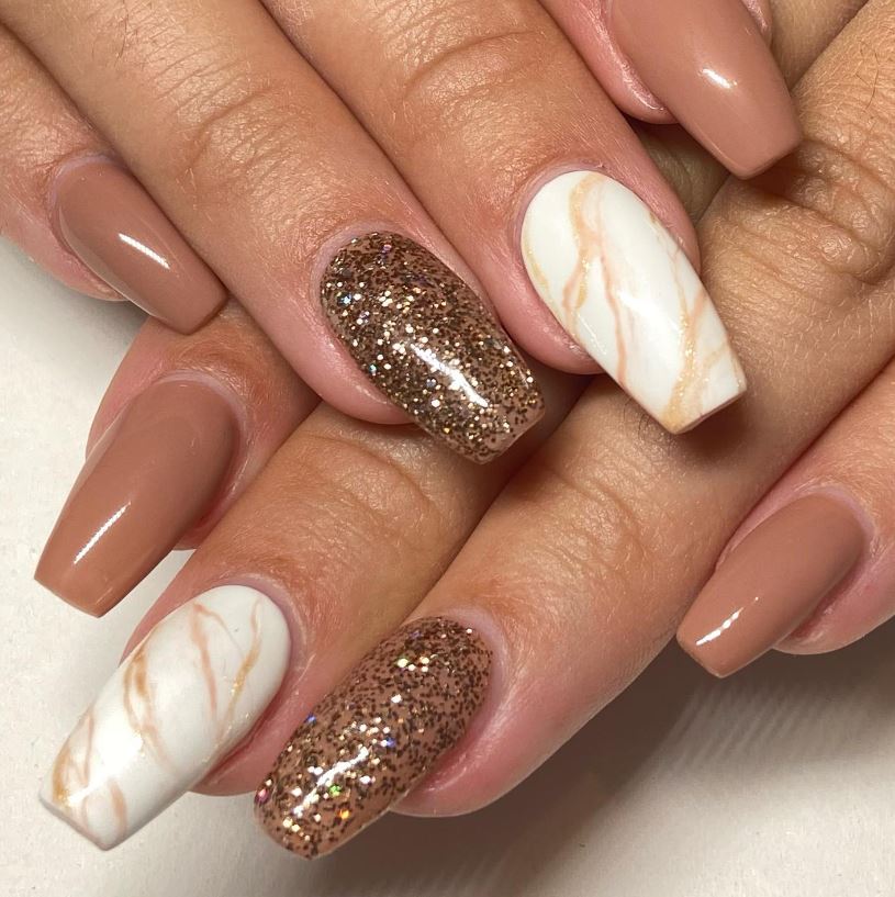 Uñas brillantes de otoño