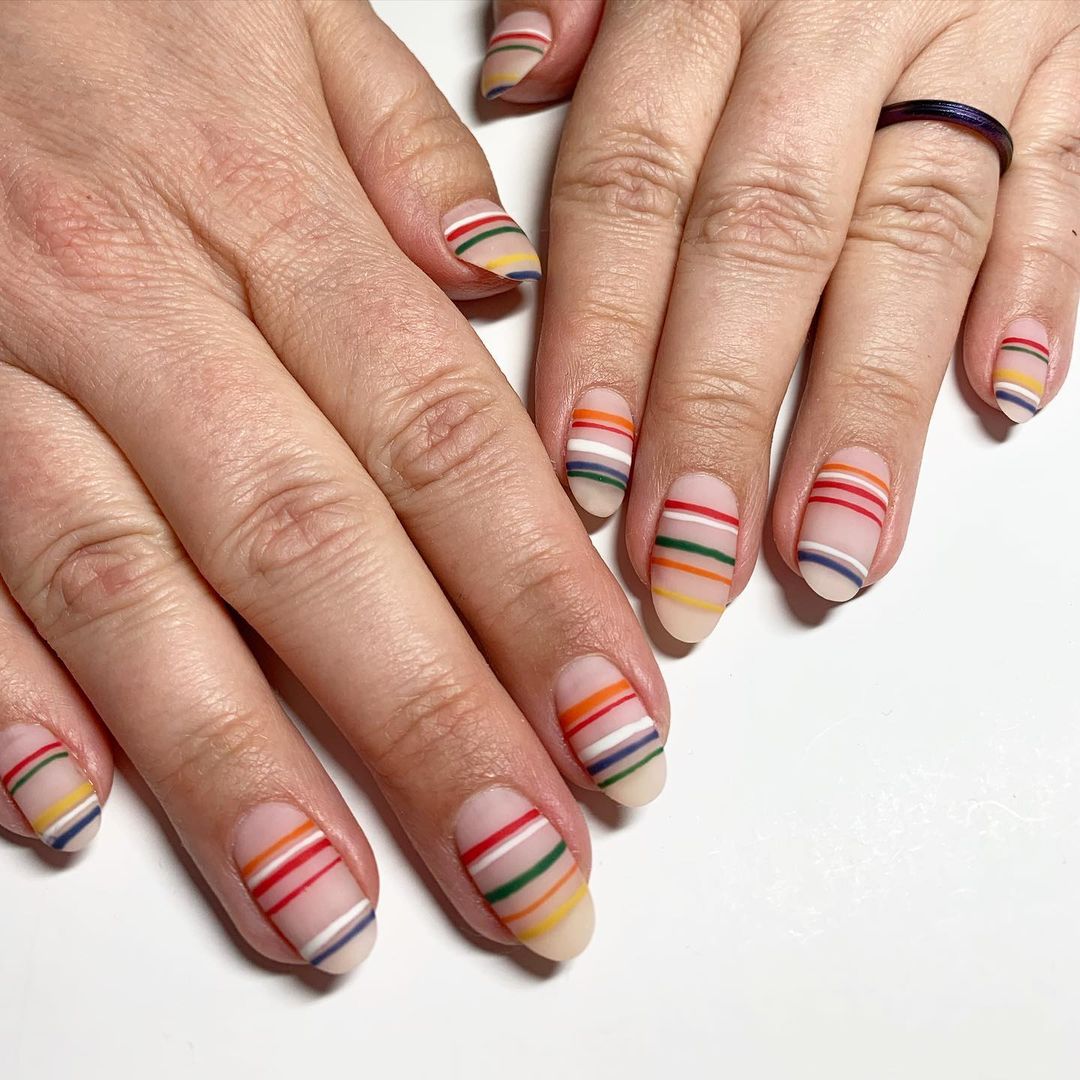 dessin d'ongles multicolore à rayures dégradées