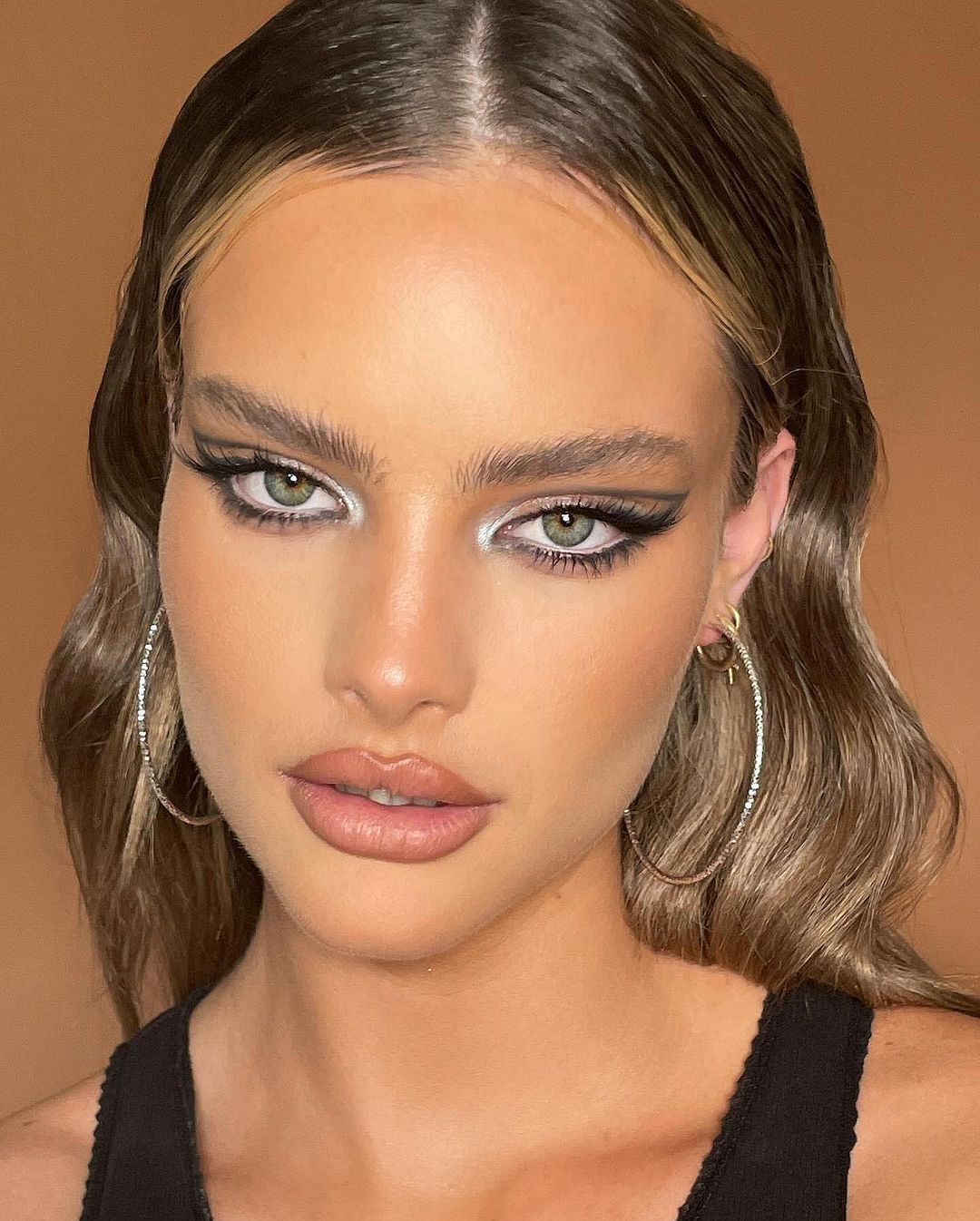 mirada gráfica look de maquillaje formal