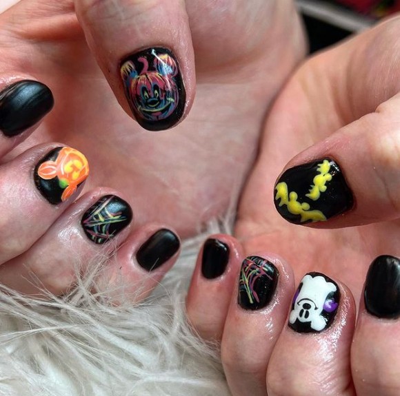 Les ongles noirs d'Halloween de Disney